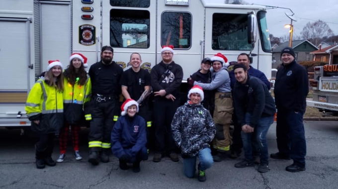 HPVFD Members Take Part in Annual Oakmont Holiday Parade, Despite Rainy Conditions